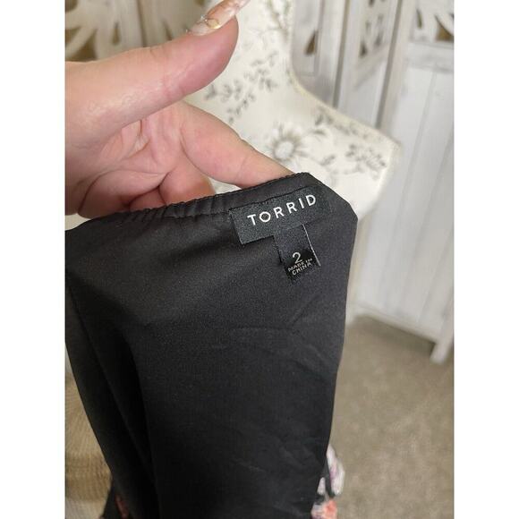 TORRID Black Floral Pink Cold Shoulder Lightweight Metallic Top Size 2 2XL - Picture 4 of 6